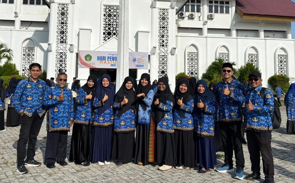 Dosen dan Tendik Prodi Pendidikan Fisika Ikuti Upacara Peringatan Hardiknas ke-118